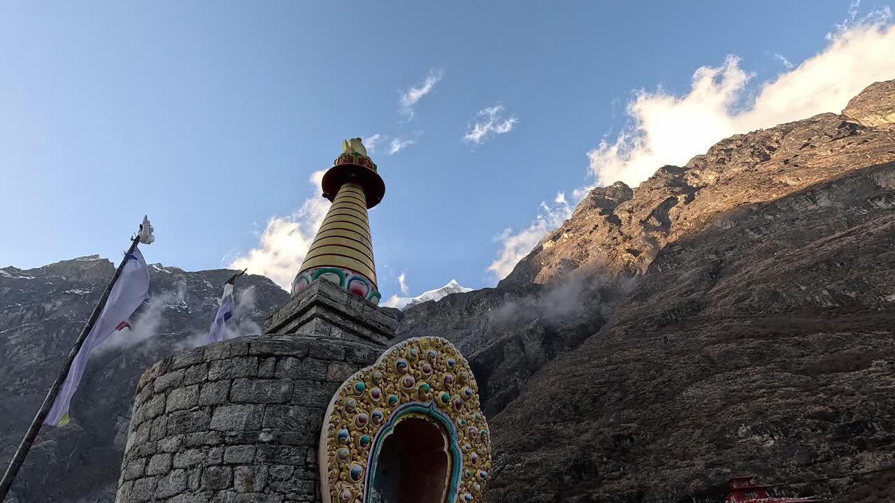 저녁에 히말라야 산의 꼭대기 앞에 있는 돌로 된 깨달음의 스투파