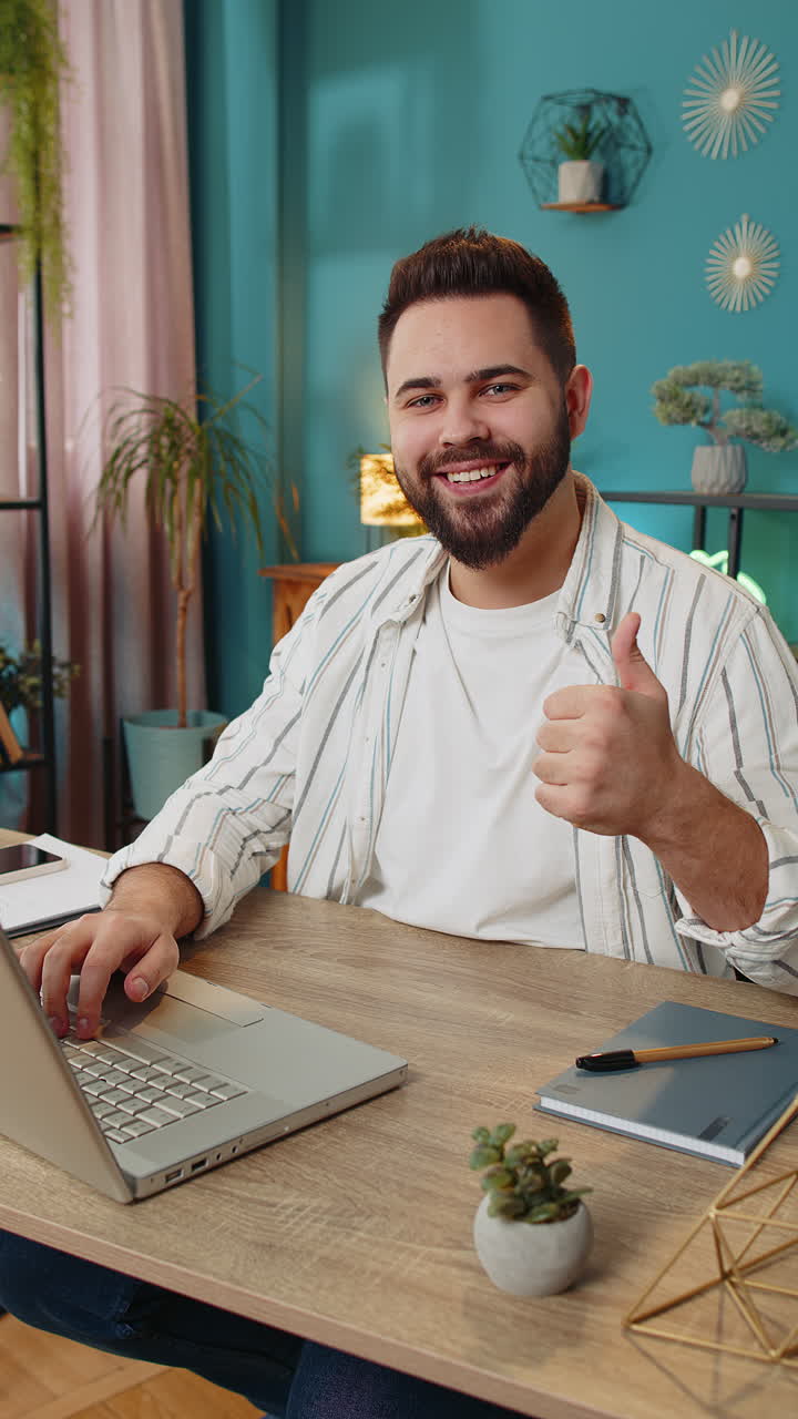 Un uomo d'affari sorridente che mostra il pollice in alto segna qualcosa di positivo, buone notizie, feedback positivo.
