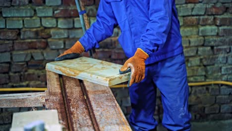 trabajador masculino en una fábrica de piedra