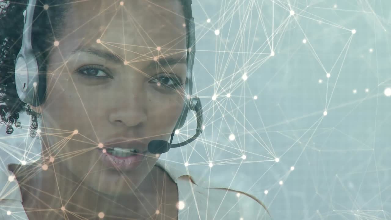 Animation af netværk af forbindelser over en forretningskvinde med headset på kontoret.