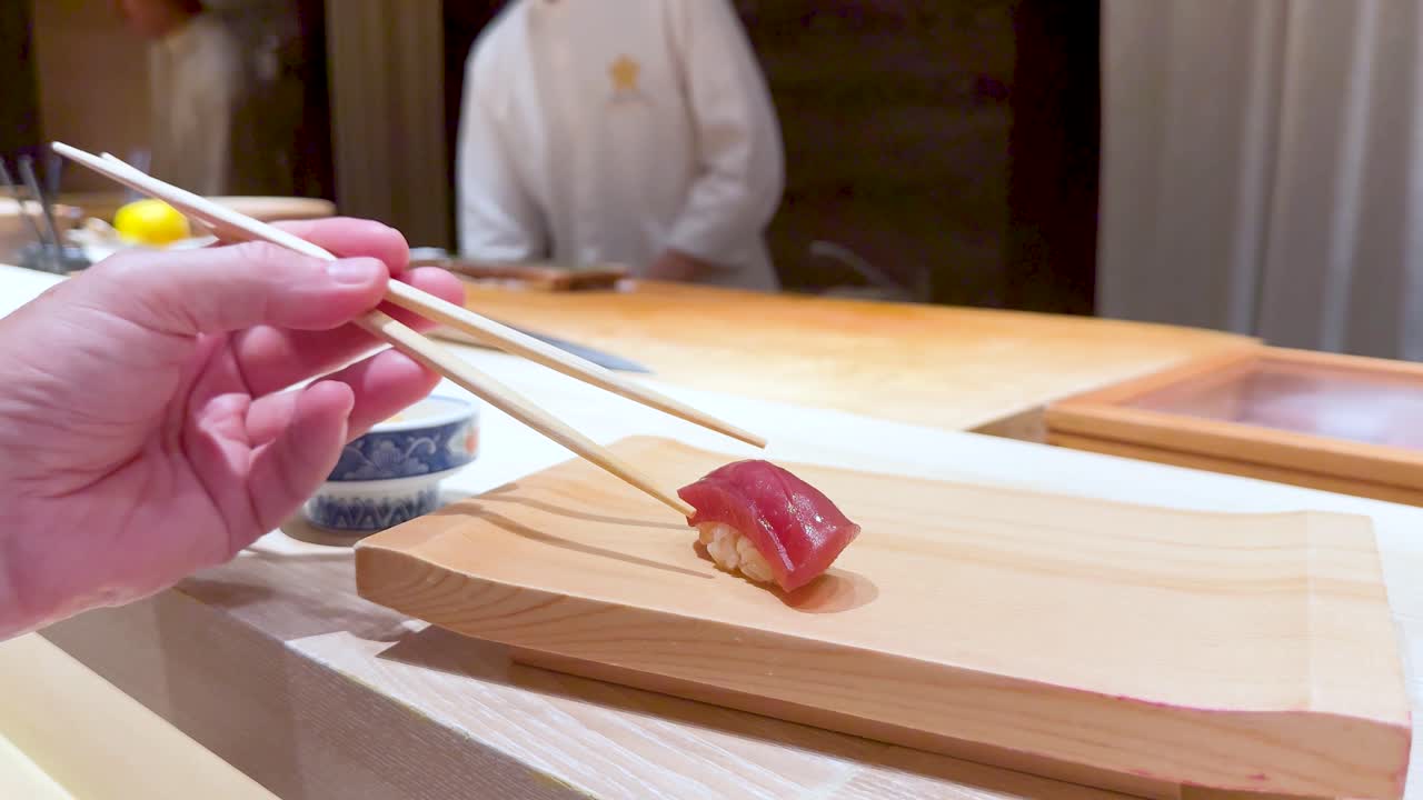 Šéfkuchař připravuje sushi s precizností a péčí