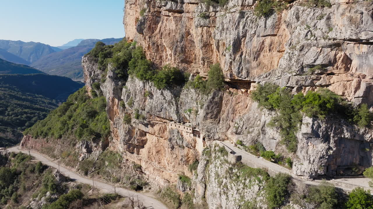 Monastero di Kipina Grecia, monastero ortodosso costruito direttamente in una parete rocciosa a strapiombo.