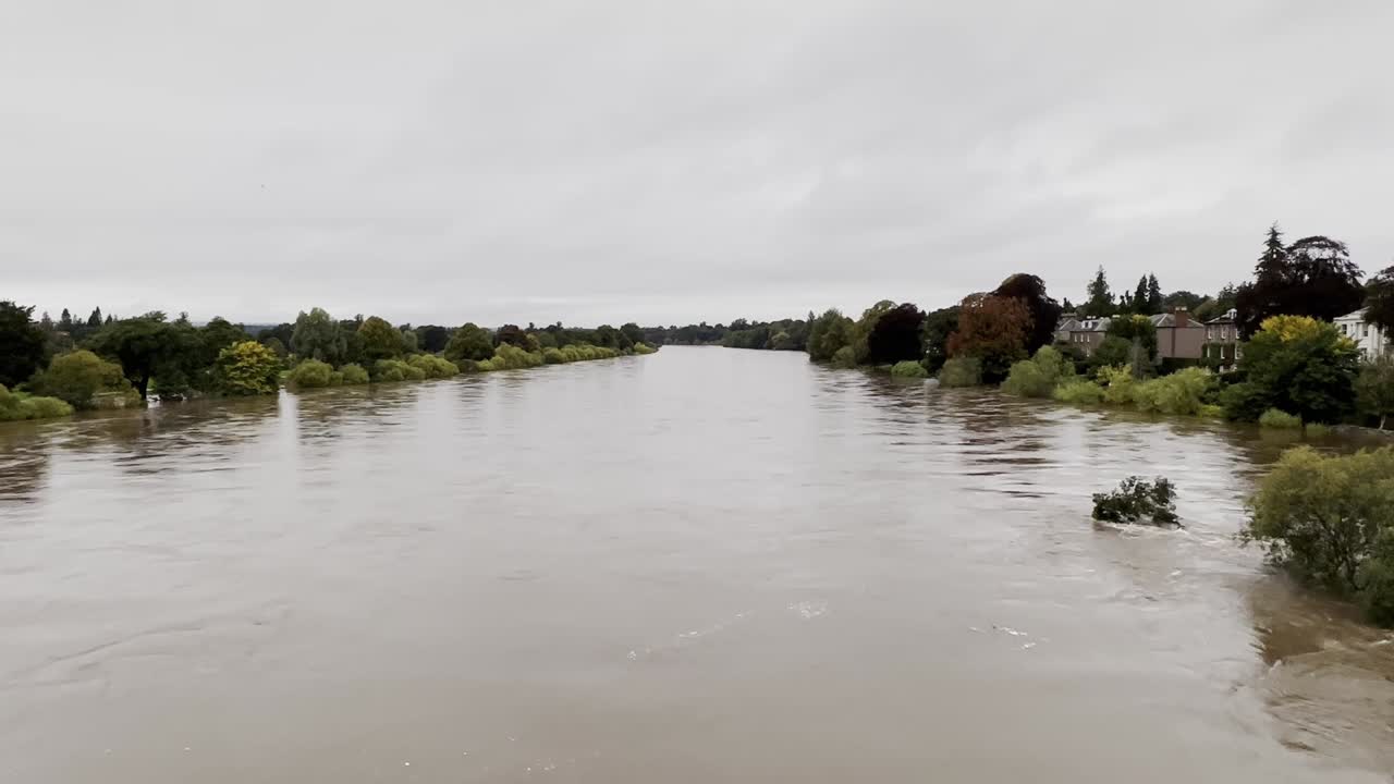una amplia toma estática desde el puente de perth que muestra niveles récord en el río tay durante las inundaciones en perth, escocia.