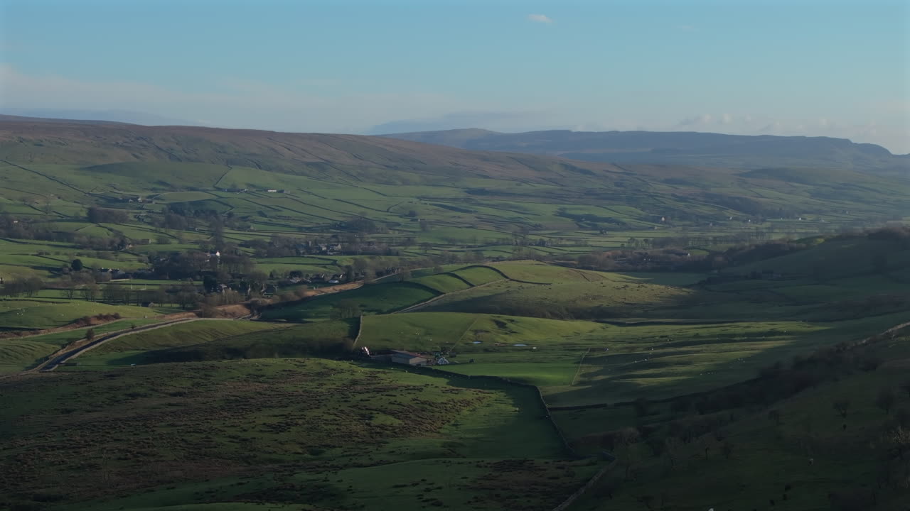 Ujęcie otwierające z lotu ptaka: Wzgórza Yorkshire Dales i krajobraz o zachodzie słońca, Wielka Brytania