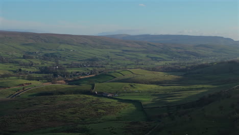 Establecimiento-De-Una-Toma-Aérea-De-Las-Colinas-De-Yorkshire-Dales-Y-El-Paisaje-Del-Atardecer-En-El-Reino-Unido