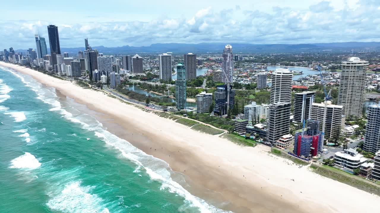 el paraíso de los surfistas, gold coast, queensland, australia, espectacular vuelo sobre las playas mundialmente famosas de este icónico destino de viaje mundialmente famoso