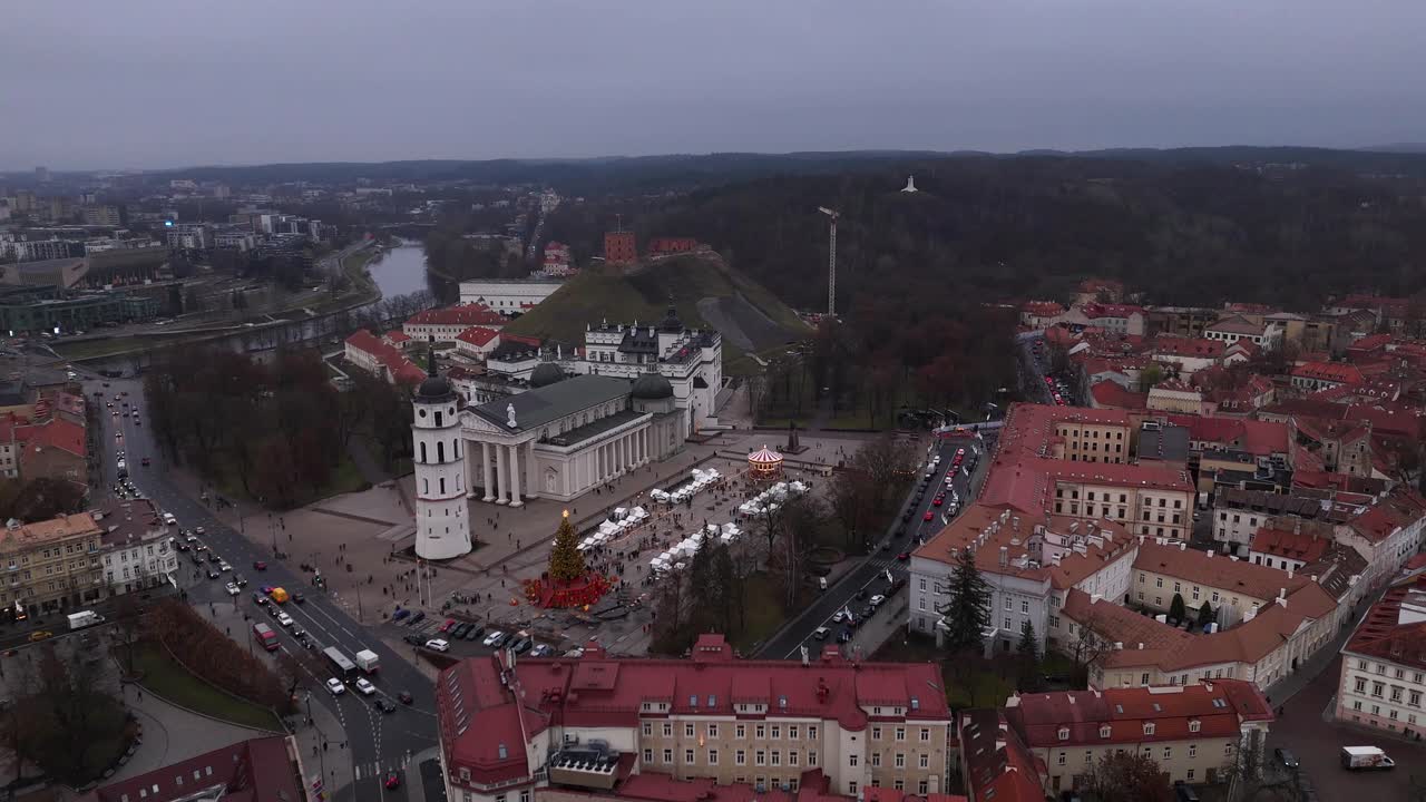 Luftfoto av Vilnius’ julemarked i Litauen på en skyet dag, som viser et stort juletre, hvite telt og Stortorget i Litauen i bakgrunnen
