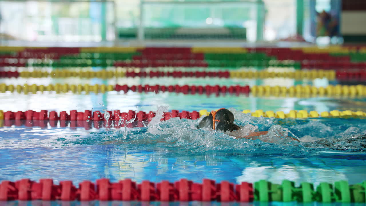 dos nadadoras luchando para ganar una carrera de disciplina de brazo, cámara lenta