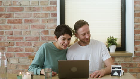 Pareja-Haciendo-Videollamada-En-La-Mesa