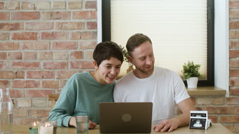 pareja haciendo una videollamada en la mesa