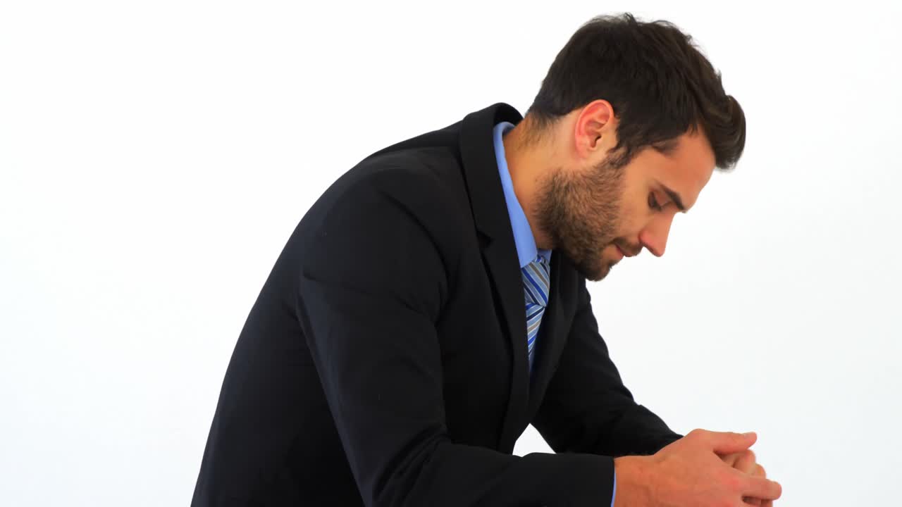 hombre de negocios deprimido sentado en los escalones