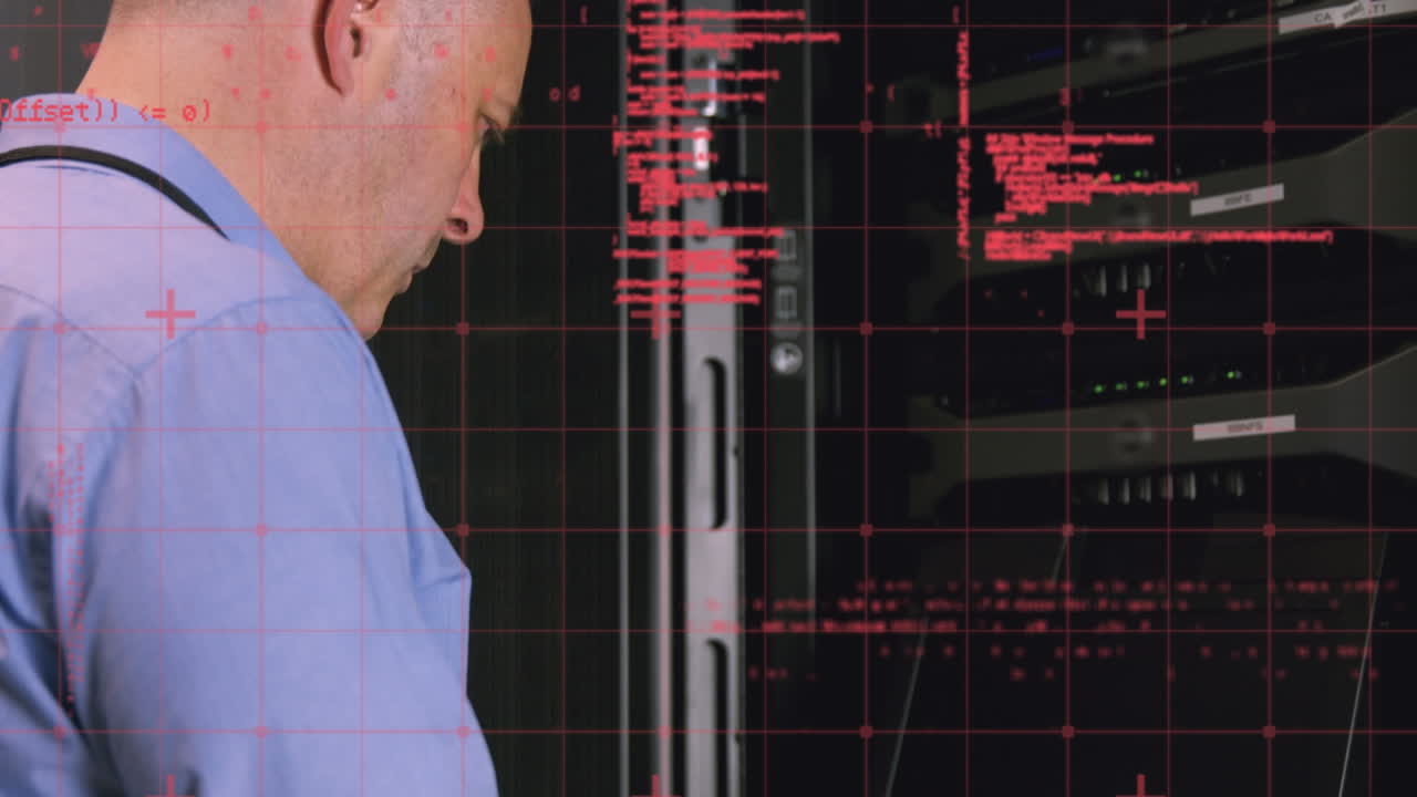 animación del procesamiento de datos sobre el hombre caucásico usando computadora en la sala de servidores