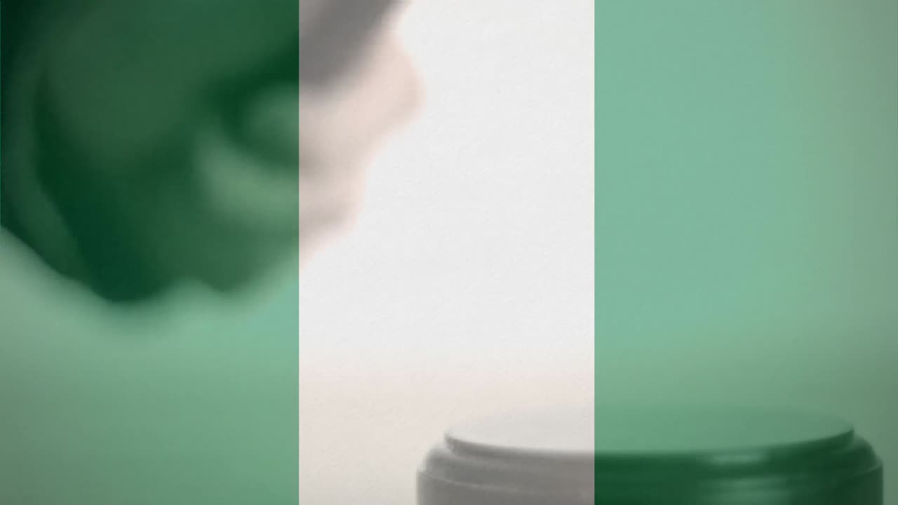digitalmente compuesto de grunge bandera de nigeria y martillo 4k