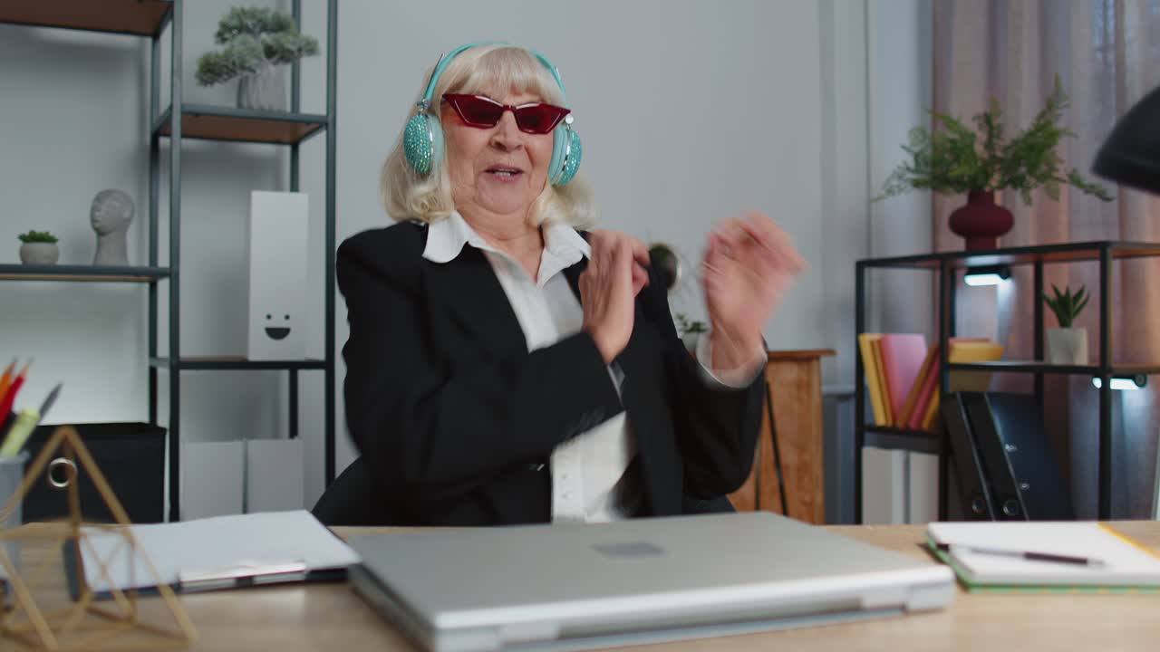 feliz mujer de negocios senior bailando baile de victoria celebrando fin de semana vacaciones éxito ganar en la oficina