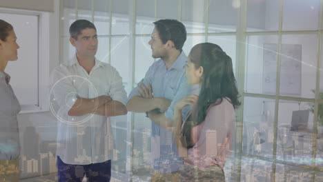 animación de puntos conectados en diversos compañeros de trabajo compartiendo ideas en la oficina contra la vista aérea de la ciudad.