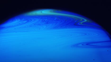 disparo artístico de la superficie de la solución líquida que parece una galaxia