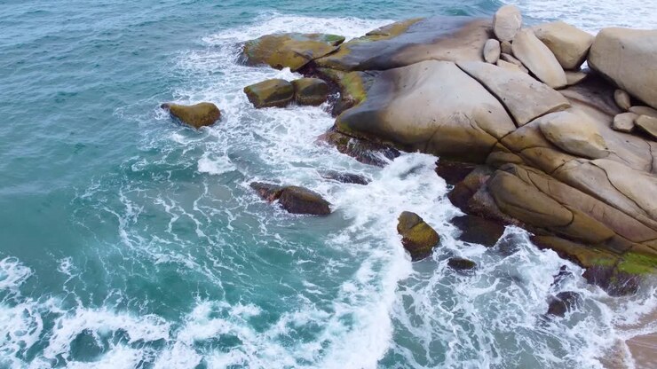 Le onde del mare di Santa Marta che si infrangono sulla grande roccia sulla costa