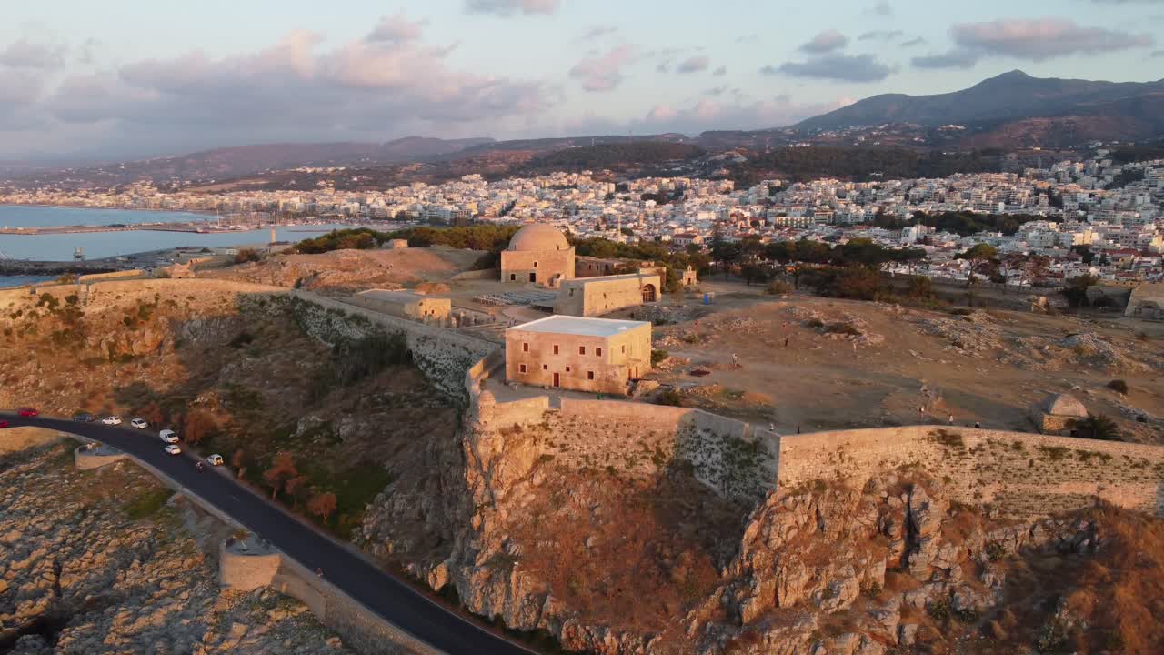 vuelo de drones paralelo a la ciudadela veneciana de fortezza en la ciudad de retimno - vuelo de drones al atardecer en grecia creta