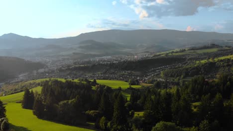 aéreo lindo pequeño pueblo de montaña paisaje paso elevado mostrando un hermoso paisaje