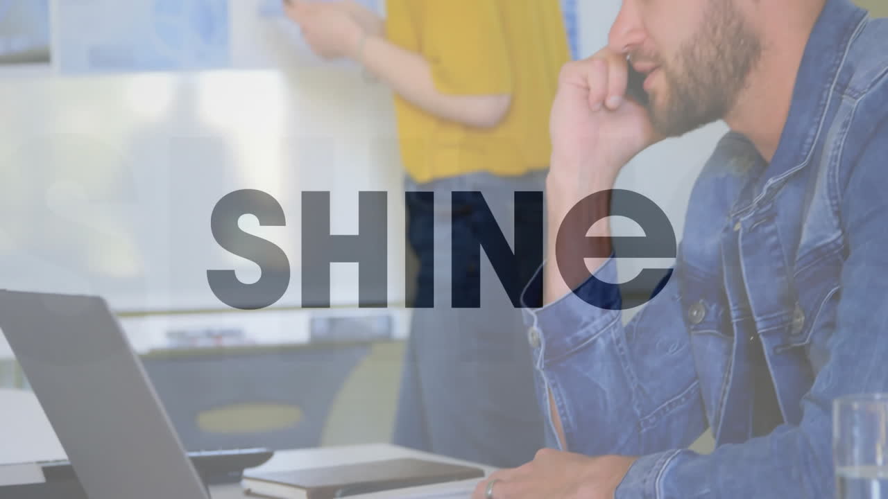 현대 사무실에서 일하는 사람들 위에 빛나는 텍스트 애니메이션