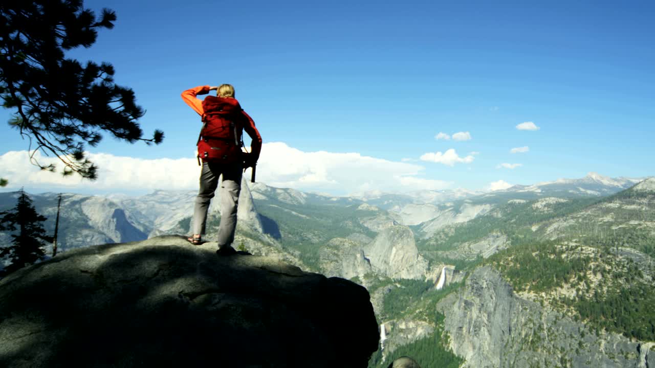 parque nacional yosemite mujer caucásica excursionista californiana estados unidos
