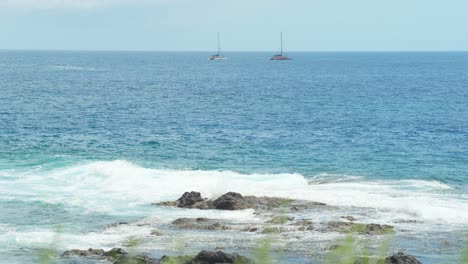 Meeresströmungen-Und-Wasserwellen,-Die-Auf-Die-Felsen-Treffen,-Statische-Nahaufnahme