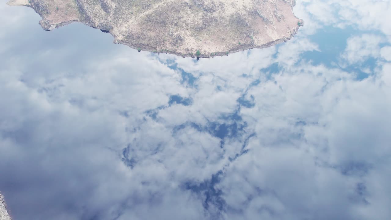 로치 로키 유리 같은 물 반사와 섬의 호수에 대한 공중 조감도