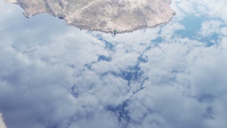 vista aérea de pájaro del lago de loch lochy reflexión de agua cristalina e islotes