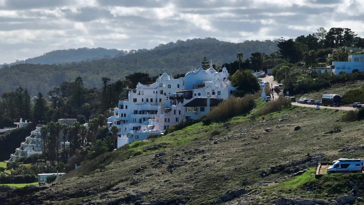 Casapueblo, un complesso edilizio scultoreo bianco su una collina che domina la costa a Punta Ballena, Uruguay