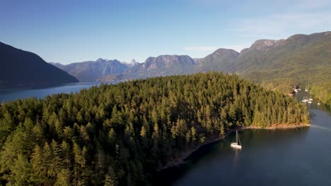 Segelboot-In-Den-Bergen-Von-Kanada-Im-Desolation-Sound,-Kanada