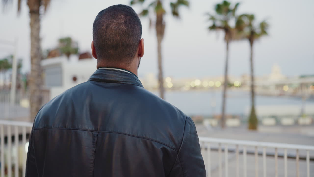 젊은이가 야외에서 도시를 걸어다니고 있습니다.