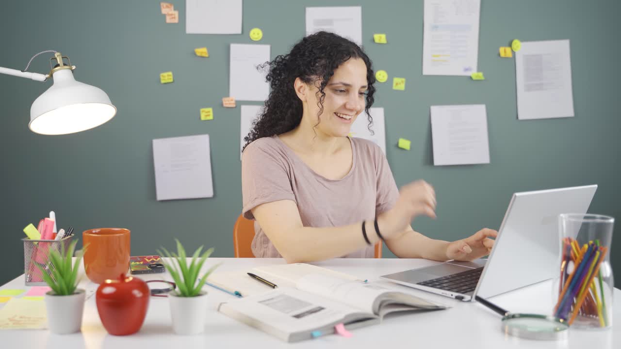 estudiante chateando con su amado en la computadora portátil.