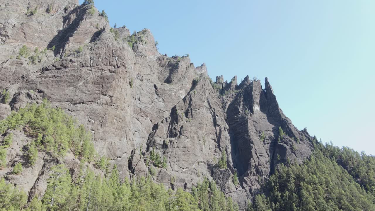 video de drones de los acantilados de las montañas rocosas en el parque nacional caldera de taburiente, isla de la palma, en un día soleado