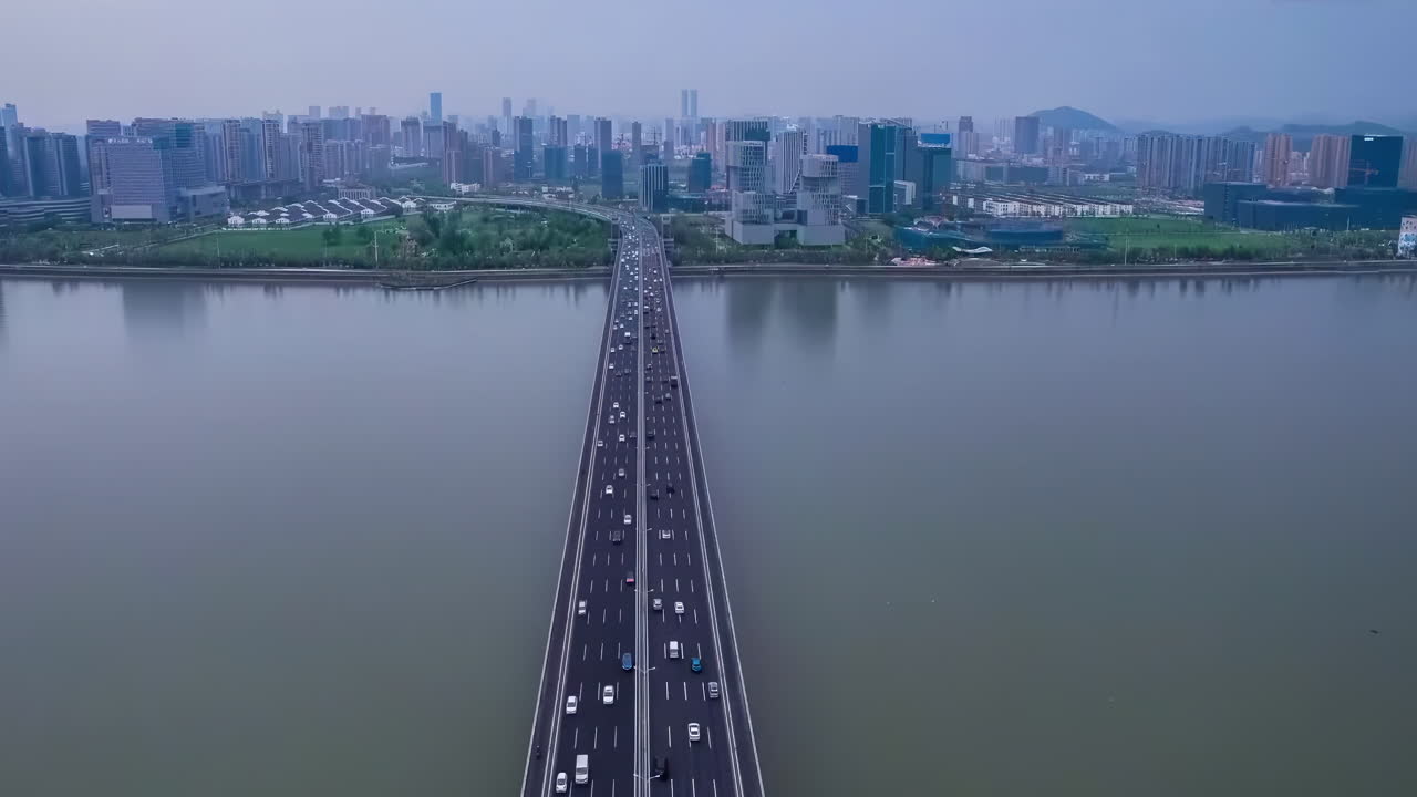 imágenes aéreas de tráfico ocupado carretera carretera puente fluvial y horizonte de la ciudad moderna sobre montaña verde paisaje natural en hangzhou, china