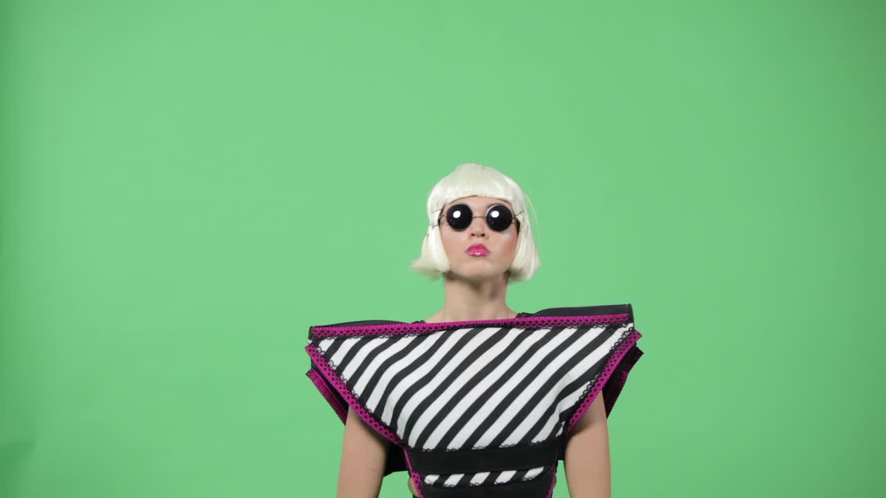 una mujer elegante con un traje futurista.