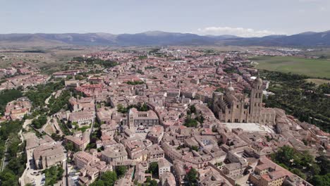 hermoso panorama sobre la ciudad de segovia, la sierra de guadarrama en el fondo