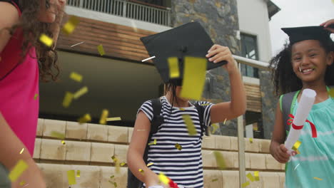 animación de confeti dorado sobre la celebración de diversas escolares con tablas de mortero y diplomas