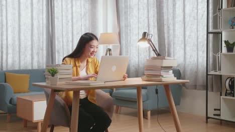 노트북 을 가지고 집 에서 공부 하는 여자