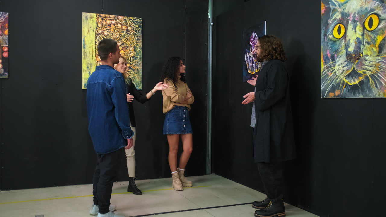 gente viendo arte en una exposición