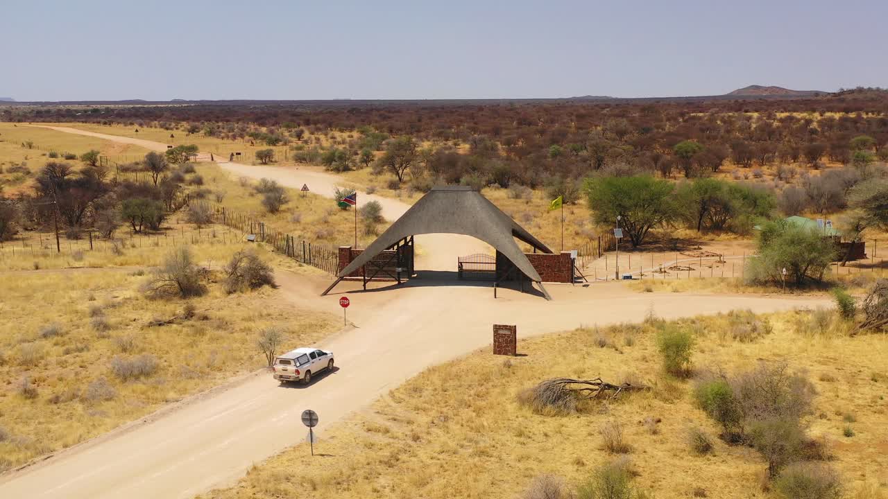 antena de un camión o vehículo de safari que llega a la puerta principal de la reserva de erindi o al parque de vida silvestre cercado de namibia