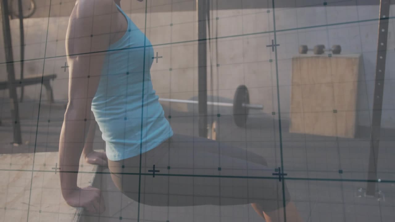 Mulher deslizando os quadris no banco, realizando mergulhos de tríceps, com sobreposição de grade rastreando o movimento, desenvolvendo condicionamento físico