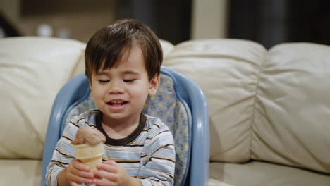 Al-Niño-Le-Dan-Helado,-él-Sonríe-Y-Servilmente-Extiende-Las-Manos-Para-Recibir-Un-Premio.-Lindo-Video-Con-Niño