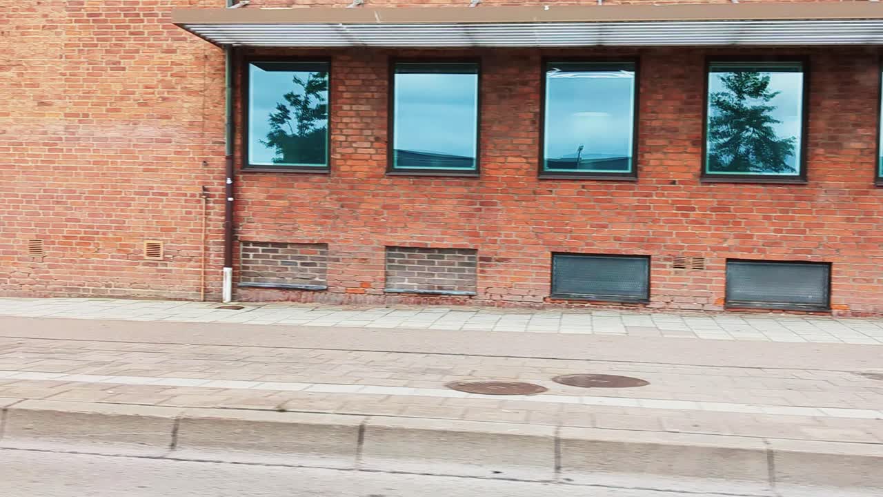 4k 60fps mirando a través de la ventana del coche conduciendo a través de la ciudad en la ciudad de helsingborg en suecia