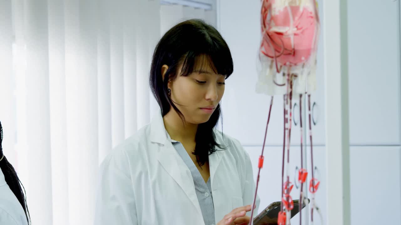 디지털 태블릿 4k를 사용하는 실험실 기술자