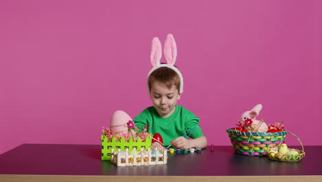 Un-Pequeño-Y-Adorable-Joven-Crea-Adornos-Hechos-A-Mano-Para-El-Domingo-De-Pascua