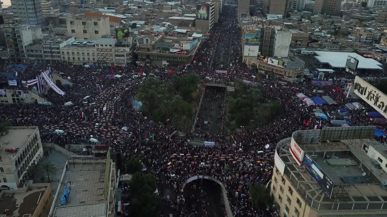 manifestaciones masivas en irak, bagdad, filmadas por un dron