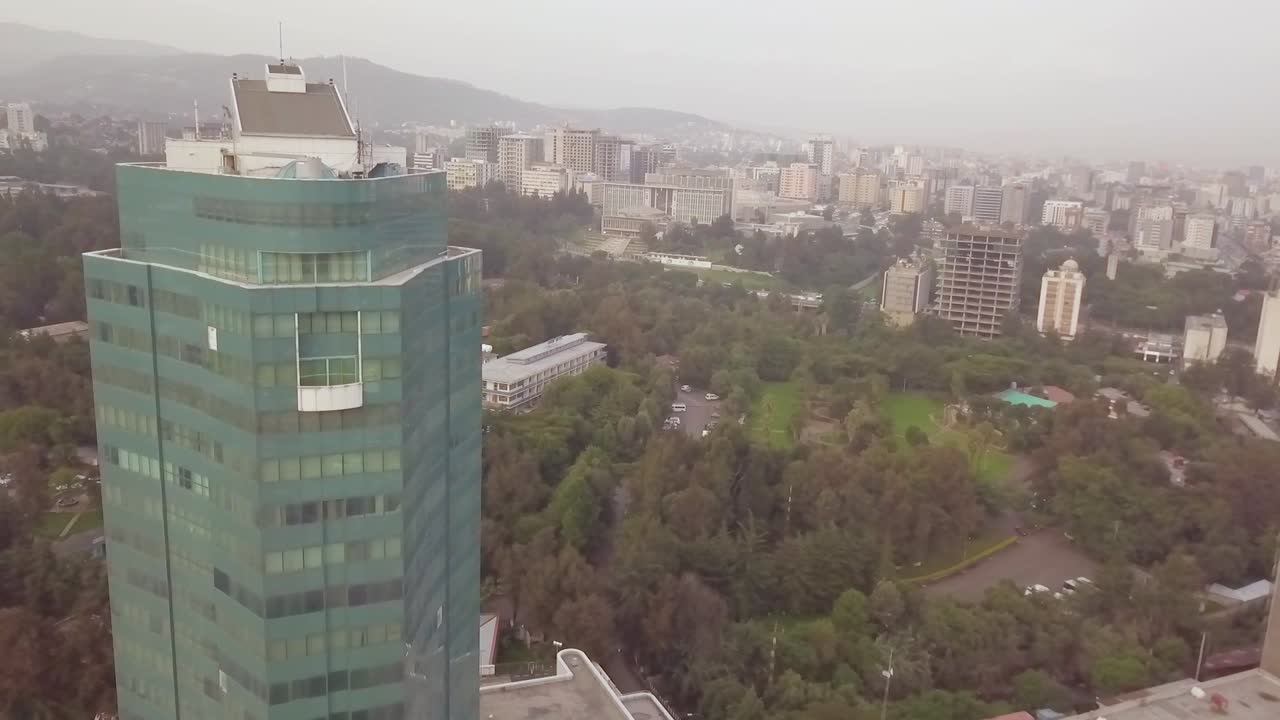 antena neblinosa pasado edificio de oficinas rascacielos en el distrito de negocios del centro de tblisi república de georgia