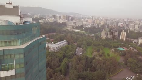 Antena-Neblinosa-Pasado-Rascacielos-Del-Edificio-De-Oficinas-En-El-Distrito-De-Negocios-Del-Centro-De-Tblisi,-República-De-Georgia