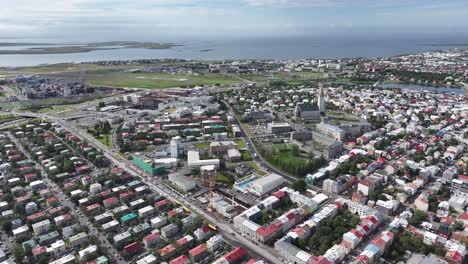 Luftaufnahme-Des-Stadtzentrums-Von-Reykjavik,-Der-Kirche,-Der-Gebäude-Und-Des-örtlichen-Flughafens,-Drohnenaufnahme-Mit-60 fps