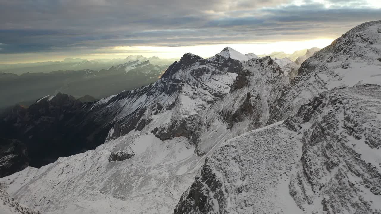왼쪽으로 옆으로 이동하는 항공 샷